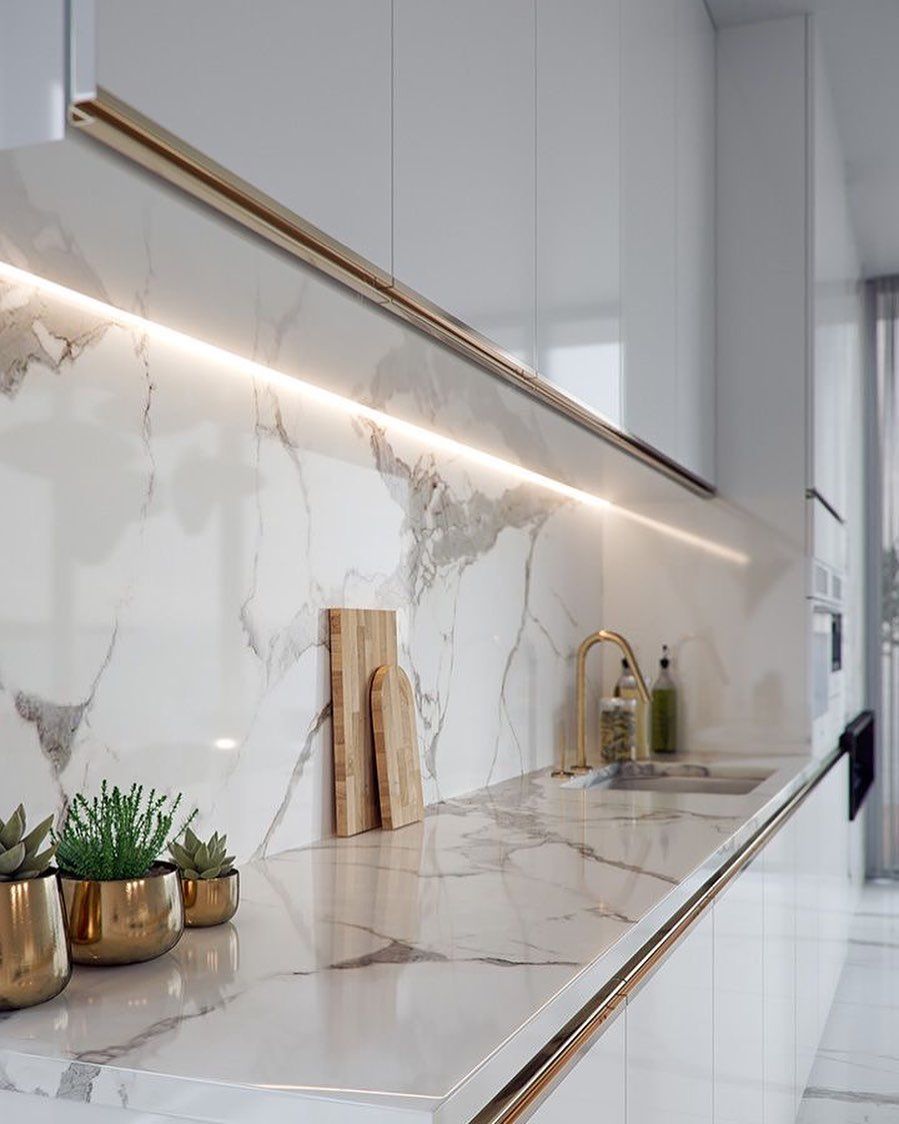 Backsplash de porcelanato marmorizado grande formato com iluminação LED sob os armários superiores