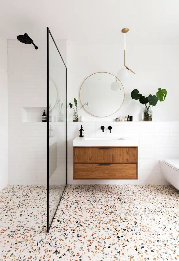 Banheiro com piso granilite com graos medios multi colores em base branca