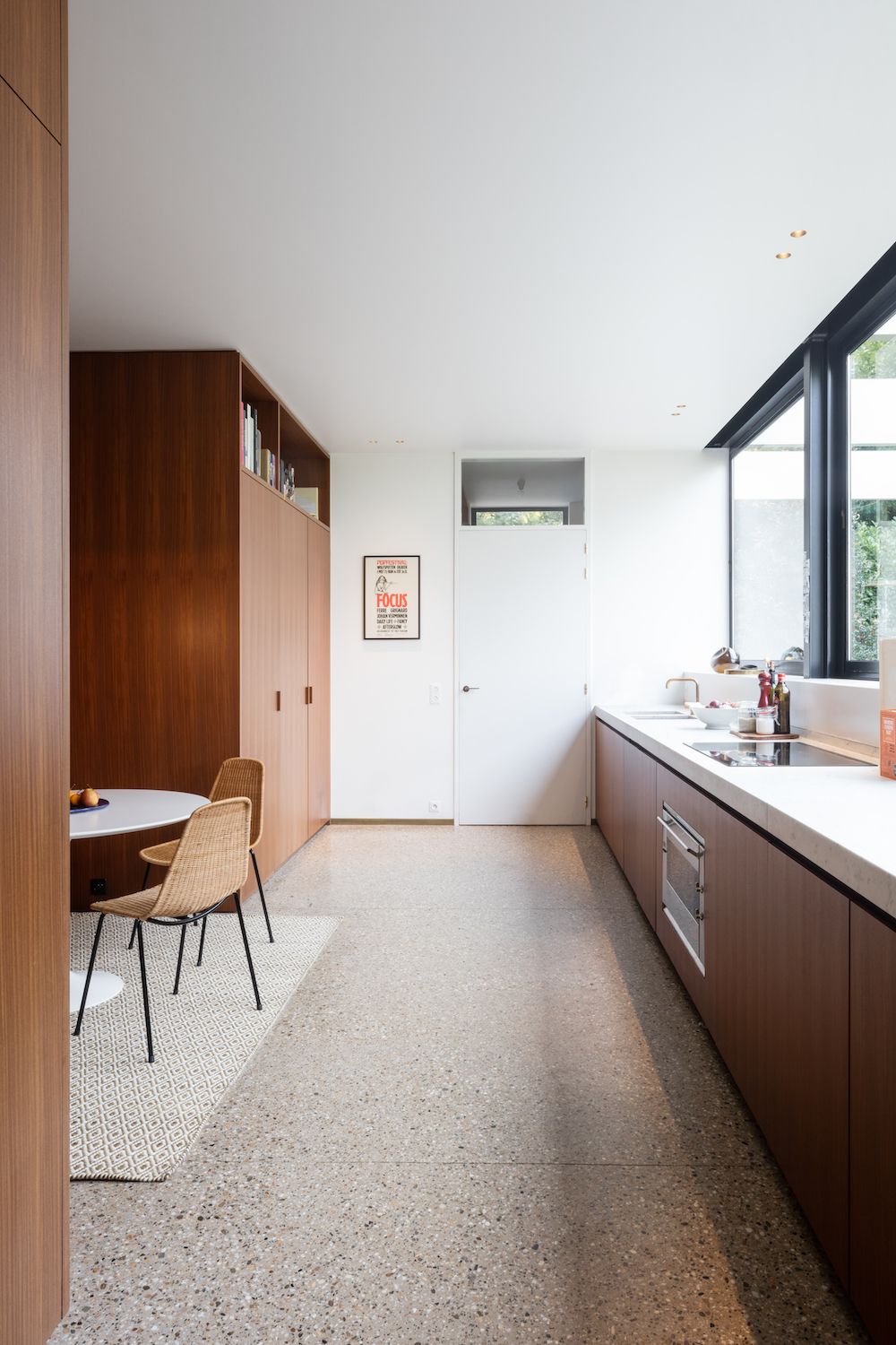 Cozinha com piso em granilite com tom acinzentado e textura media