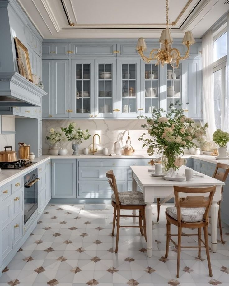 Cozinha provençal com detalhes em marcenaria e todo o ambiente, incluindo piso e lustre, teto e ...