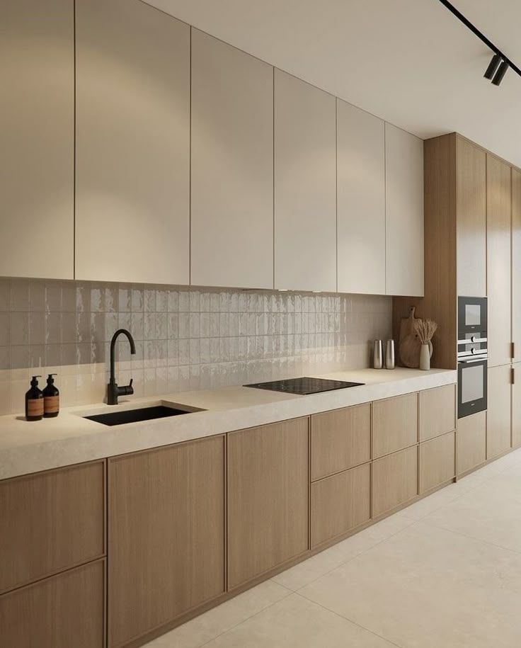 Cozinha sobria com gabinetes e dispensas em madeirado neutro carvalho e aréus no beige, com piso ...