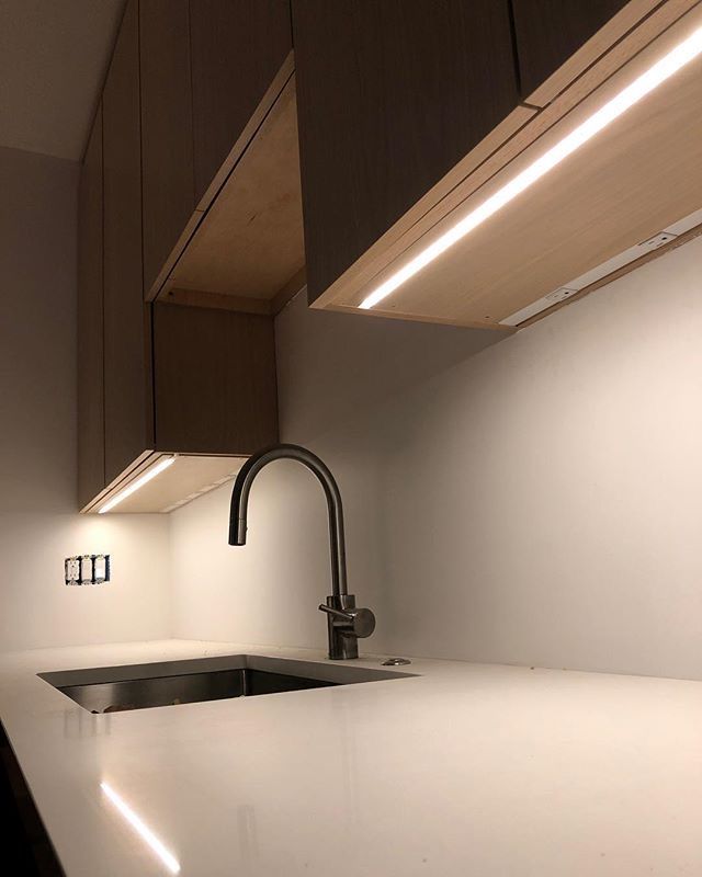 Imagem em close inferior mostrando a luz de led embutida na parte inferior do armário aéreo
