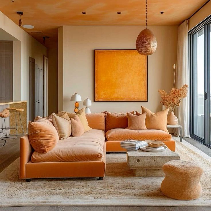 living em tons claros e neutros amarelados contrastando com um sofa e quadro na parede apricot crush