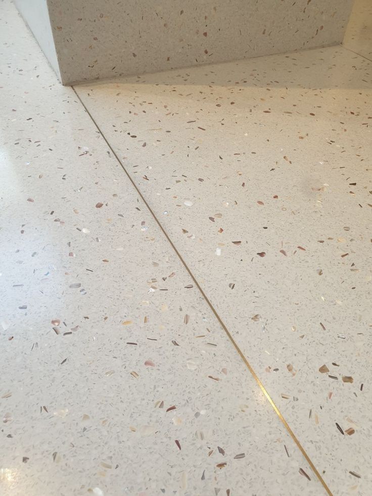 Piso Granilite em close com textura pequena e graos claros